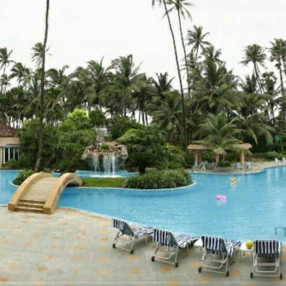 The Retreat Hotel & Convention Centre swimming pool 1